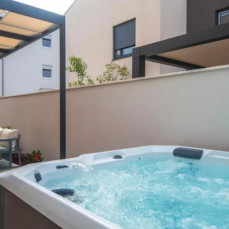 Seasons Luxury * Пула