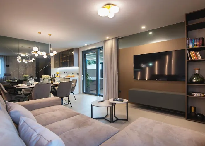 Seasons Luxury Apartment *