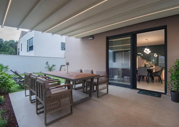 Seasons Luxury Apartment *